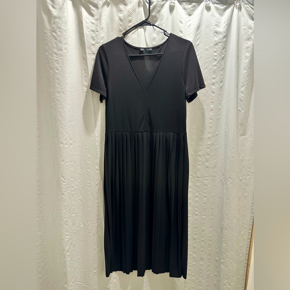 ZARA Elegant Black Pleated Dress - Picture 3 of 3